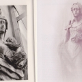 Foto no Irinas Tīres arhīva – kreisā pusē skulptūras “Mīlestība” fragments, labā pusē – skulptūras “Ticība” fragments ar saglabājušos krusta zīmi